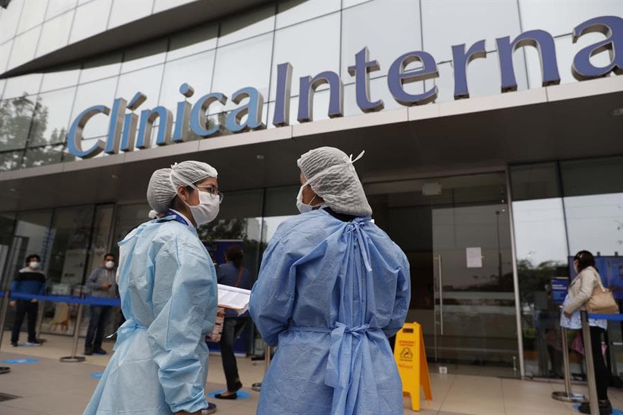 Personal sanitario atiende en los exteriores de una clínica privada en Lima, Perú.