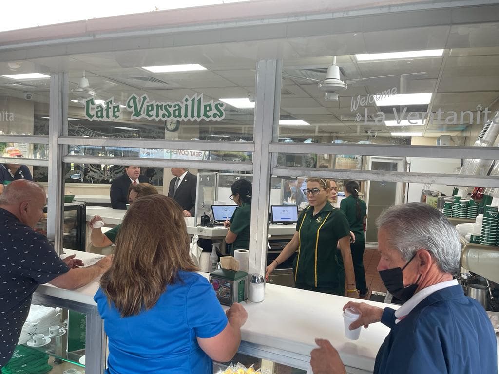 El restaurante cubano el Versailles celebra 50 años con los precios que tenía en 1971