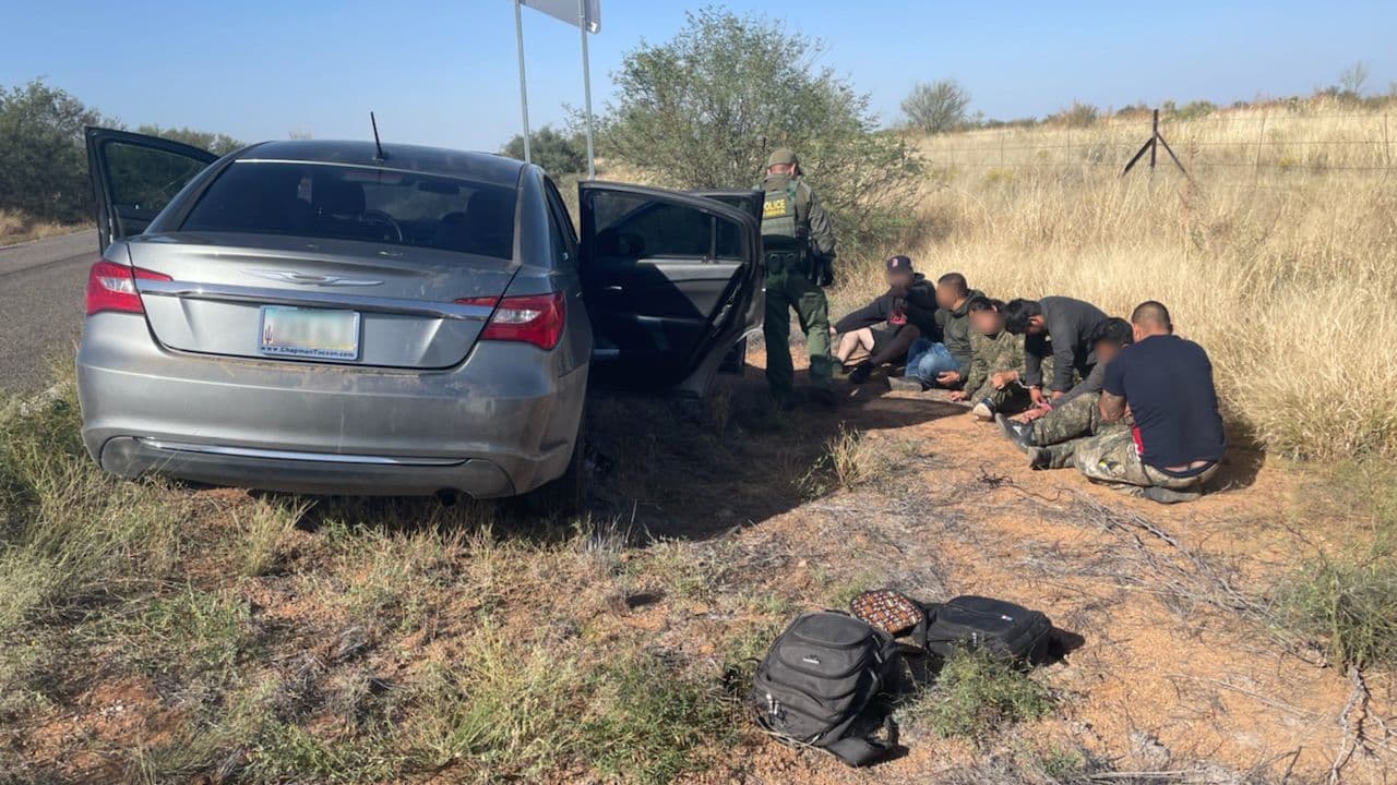 Dos ciudadanos estadounidenses que intentaban traficar con cinco migrantes fueron detenidos cerca de Sasabe. También se incautó una pistola. Los ciudadanos estadounidenses serán procesados. Un migrante que tiene antecedentes penales también enfrenta un proceso judicial.