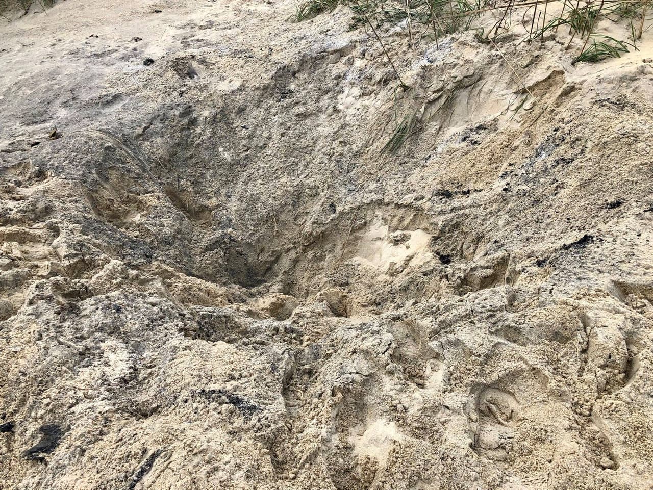 La arena de la playa se habría elevado a unos 60 pies tras la explosión.