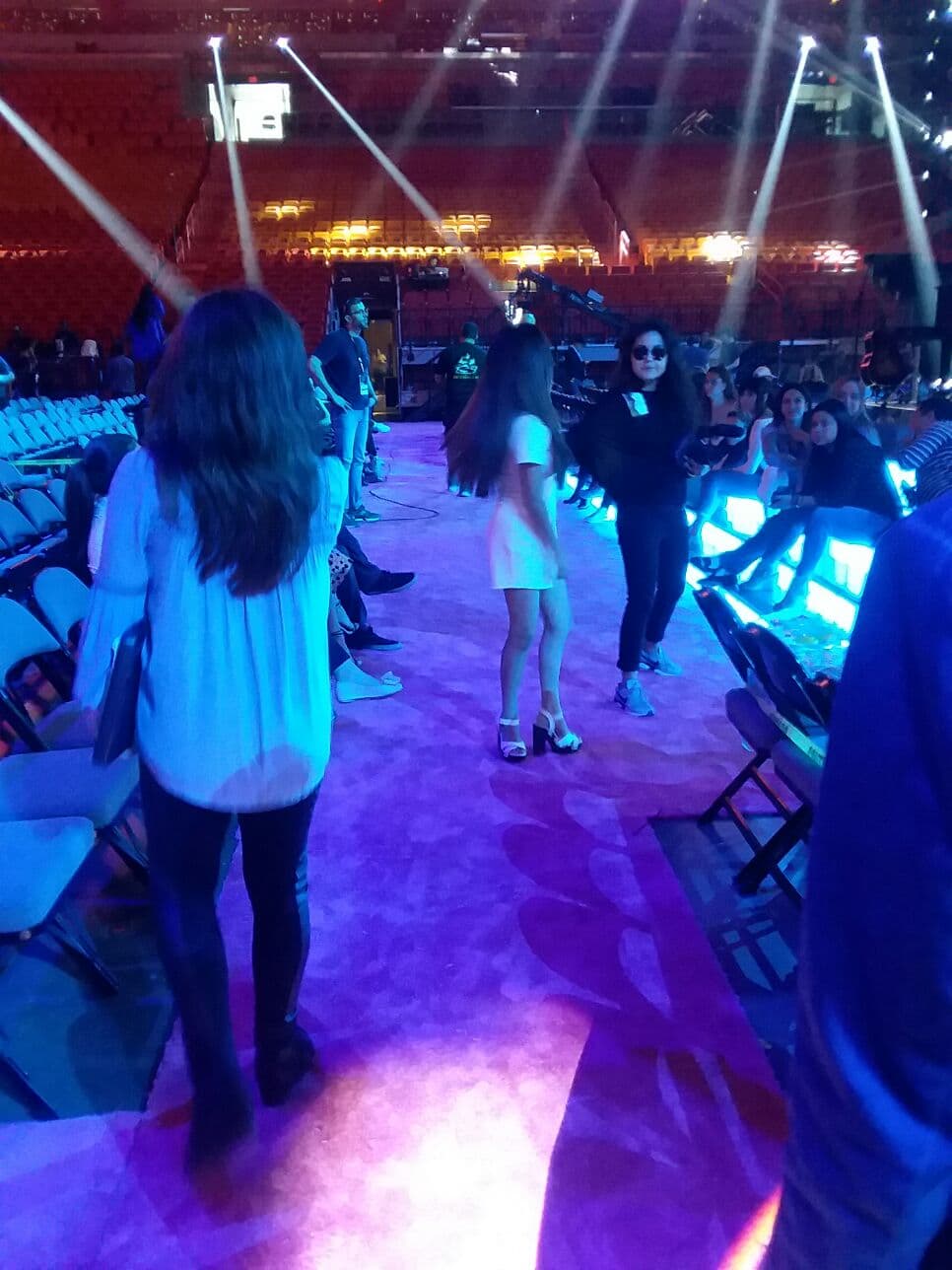 Rubí Ibarra mirando cómo es el escenario.