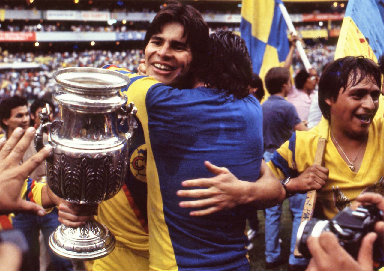 Foto de Alfredo Tena Campeon con el Equipo America en la final de la Temporada 1983/1984 derrotando a las Chivas Rayadas del Guadalajara 3-1 en el Estadio Azteca (5-3) Marcados Global 10/06/1984/MEXSPORT.