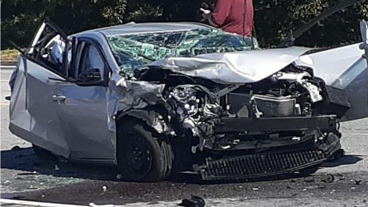 Un hombre aún sin identificar resultó gravemente herido tras un choque entre dos vehículos.