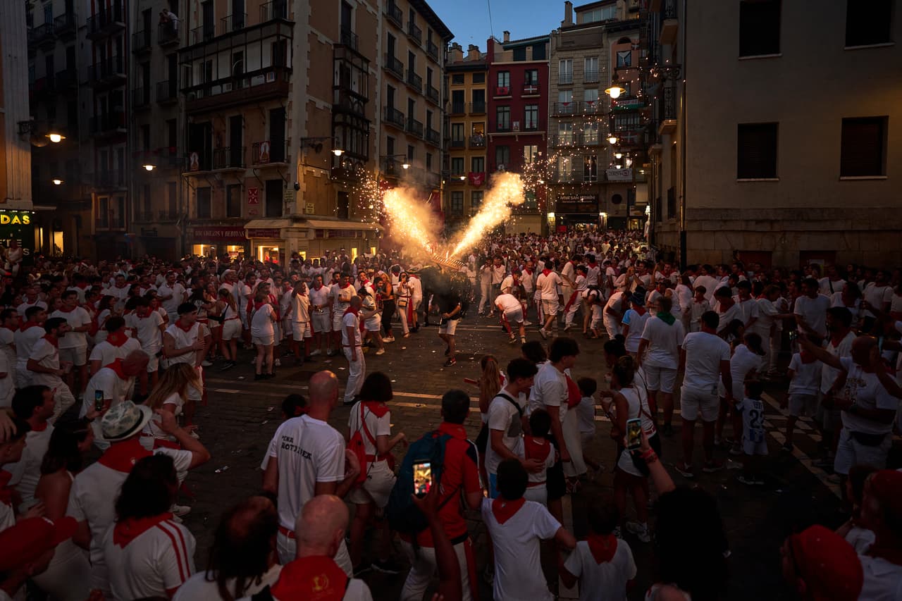 Un "toro de fuego" persigue a los asistentes a las fiestas de San Fermín, el viernes 10 de julio de 2026, en Pamplona, España