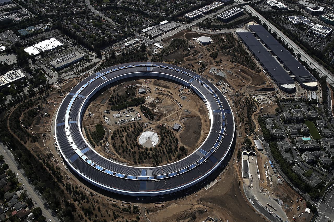 <b>El nuevo corazón de Apple.</b> El impresionante edificio circular del gigante informático de Cupertino, California, está casi listo. Esta fotografía del cuartel general del creador del iPhone en construcción fue tomada desde el aire en abril de 2017.