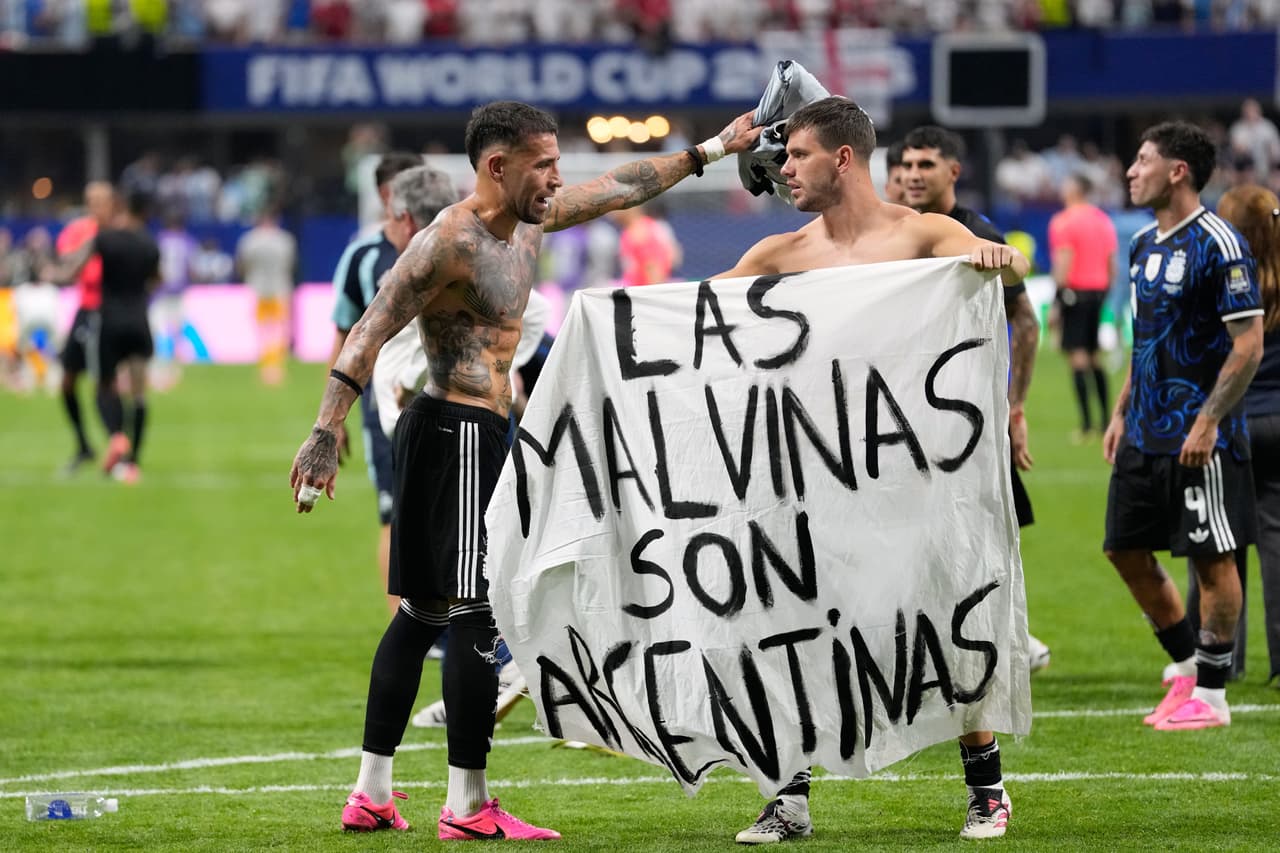 Giovanni Lo Celso despliega una manta al final del partido que dice: "Las Malvinas son argentinas". La consigna no es fortuita, recuerda el conflicto bélico entre Argentina y el Reino Unido, surgido en 1982 por el control de un territorio insular que Argentina reclama como suyo y sobre el cual el Reino Unido continúa ejerciendo soberanía.
