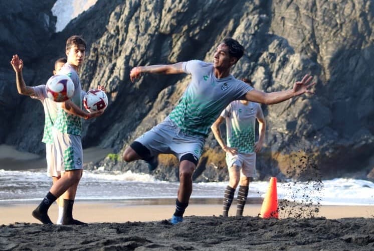 Santos comparte su sesión matutina y, ¿por qué no? Una refrescadita también.