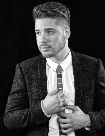 Ya sea de blanco o a colores, el estilo de William Valdes nos encanta.