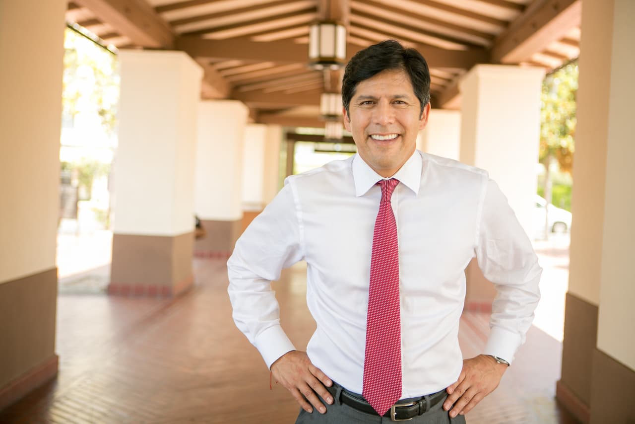 <b>Kevin De León: independiente</b>
<br>Para el concejal del Distrito 14 de la ciudad de Los Ángeles, la región atraviesa por una crisis humanitaria muy profunda. De León es de origen hispano, sus padres son de Guatemala, nació en el centro de Los Ángeles y tiene una carrera política en California desde 2006.