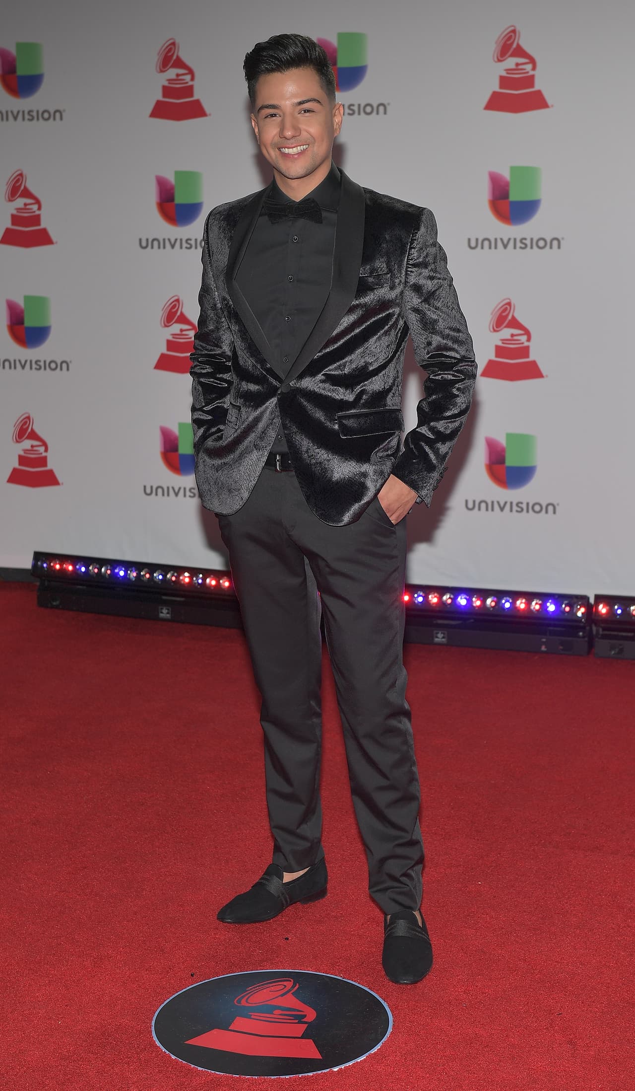 Elegante Luis Coronel.