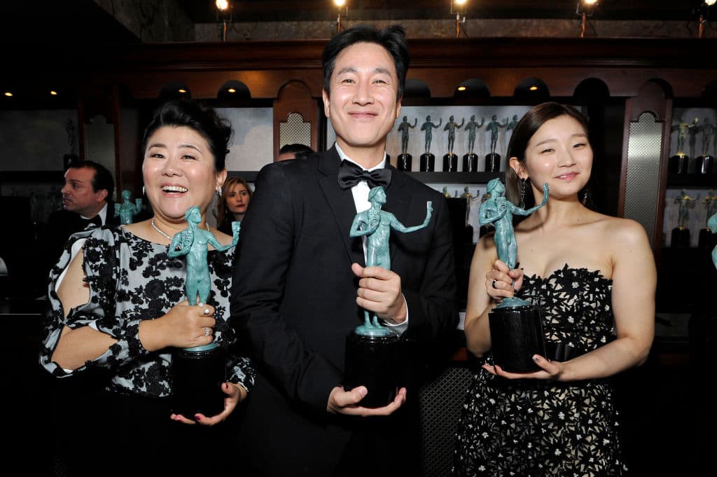 Jeong-eun Lee, Lee Sun Kyun y Park So-dam, ganadores por Mejor Actuación de un Elenco en una Película por 'Parásitos', en los Screen Actors Guild Awards.