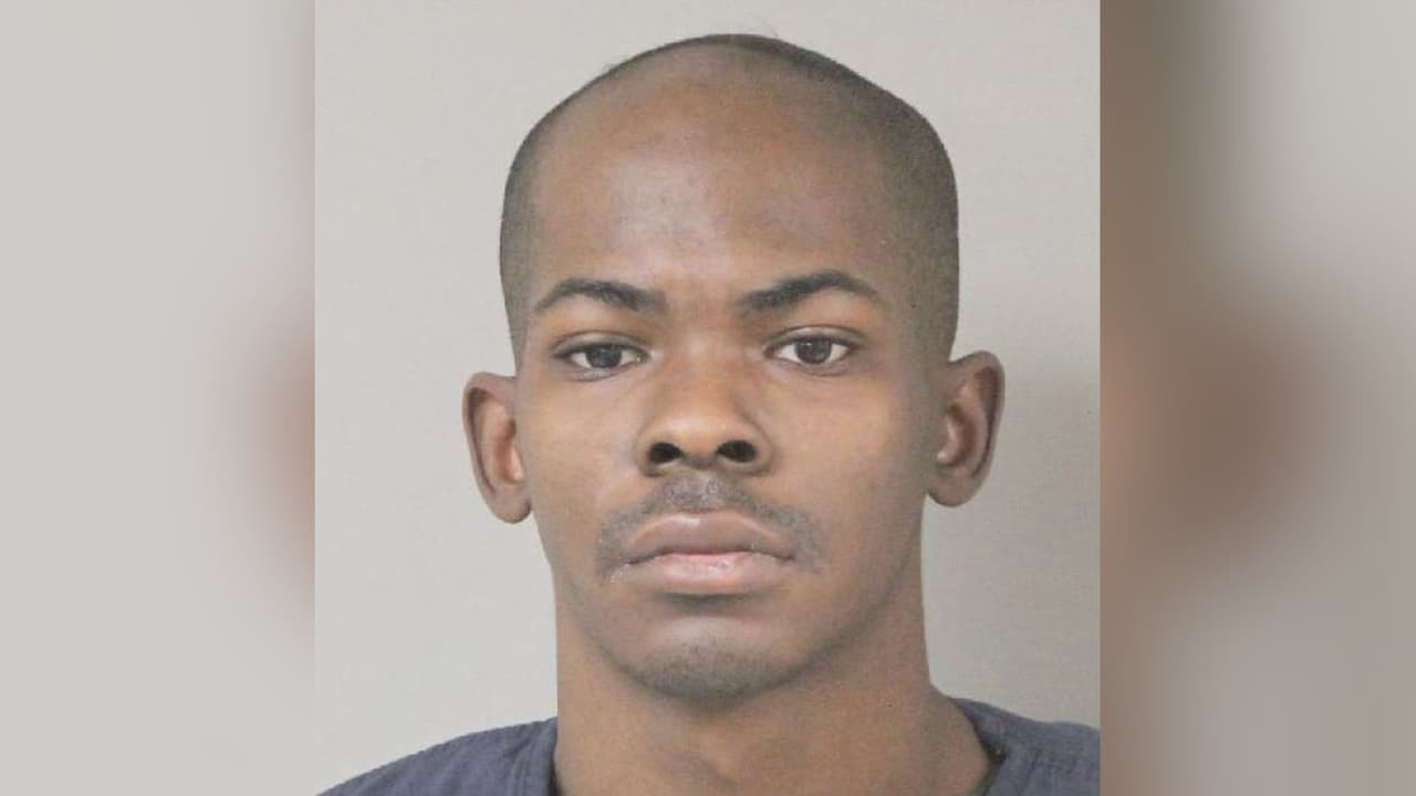 Buscan a sospechoso de fotografiar a mujeres en baños y vestidores sin su consentimiento