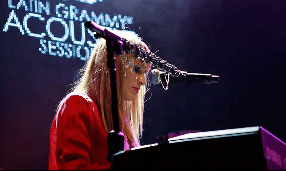 El músico y las chicas se presentaron en el Foro y Museo Estación Indianilla de la Ciudad de México.