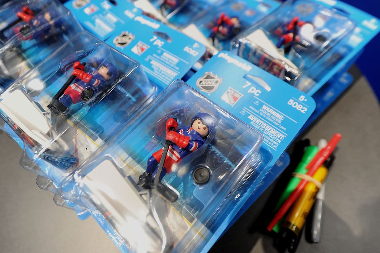 La clasificación de los juguetes por edad se hace para que sus atributos se correspondan con la capacidad del niño. La CPSC,
<a href="http://www.kidsindanger.org/"> Kids In Danger</a> y
<a href="https://www.toyassociation.org/">The Toy Association</a> exhortan a los consumidores a
<b>seguir las recomendaciones de edad</b> que vienen en los empaques y etiquetas.