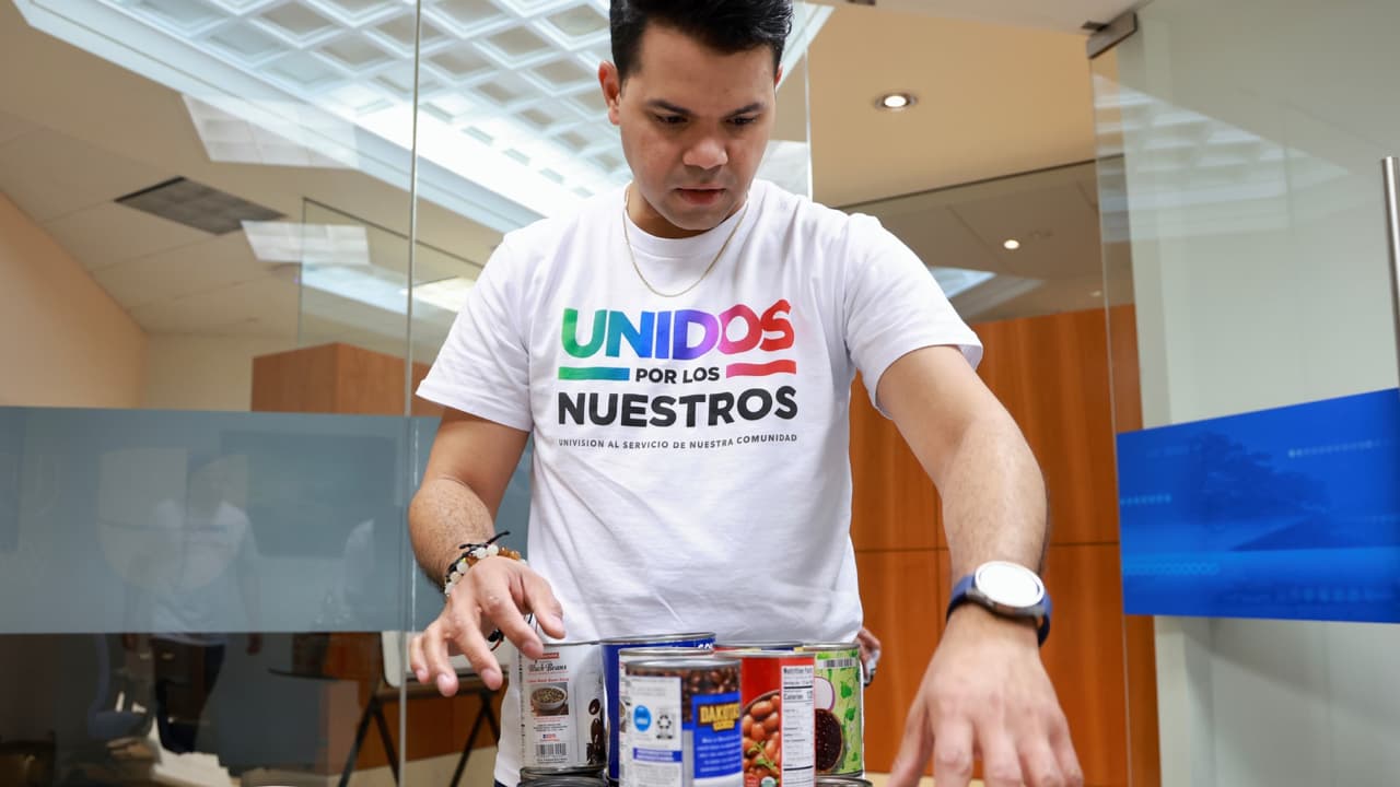 Daniel Rivera, meteorólogo de Univision Washington DC, organiza la comida antes de ser repartida en Capital Area Food Drive.