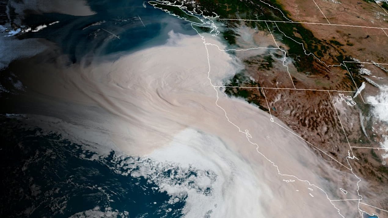 ¿Un ciclón de humo? Imágenes satelitales muestran la otra cara de los incendios forestales en California