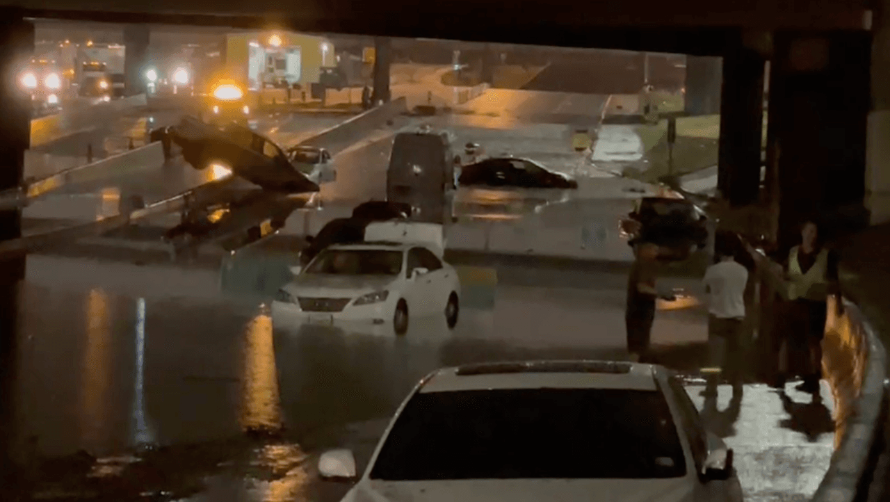 Las lluvias intensas continuarán en el Metroplex y se mantiene vigente la Vigilancia por Inundaciones.