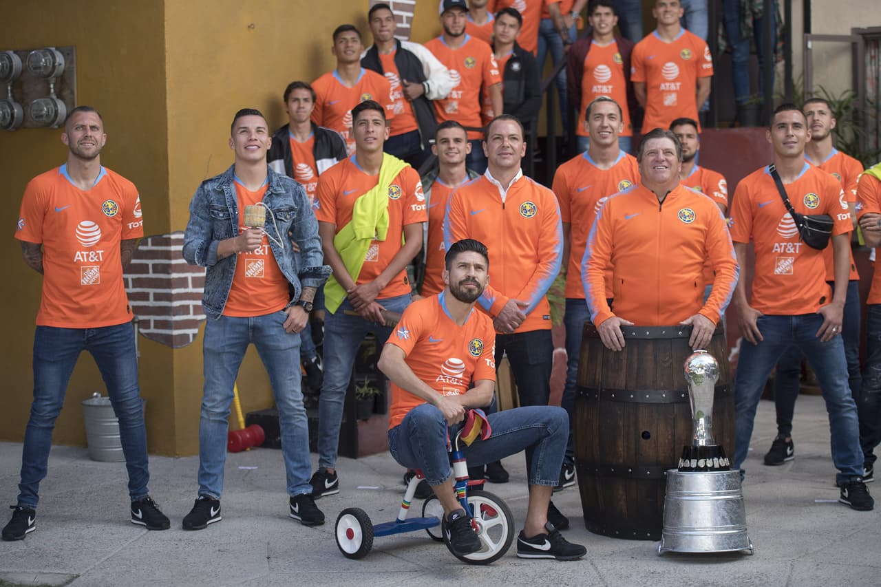 Estas son imágenes detrás de las cámaras en el evento de la foto oficial del Club America en las instalaciones de Grupo Chespirito en Ciudad de Mexico.