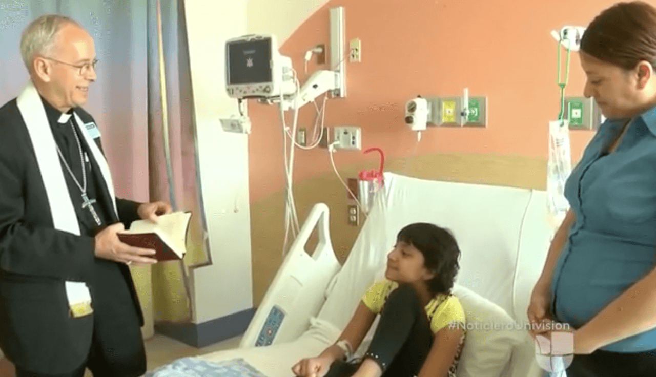 “Si te vas, yo me muero sin ti”, le dice niña con cáncer a su madre tras enterarse que se suspendió su deportación