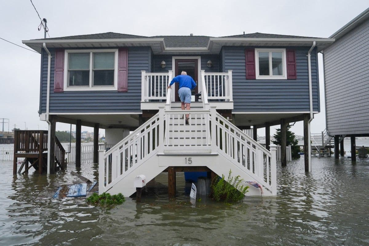 Un residente entra a su casa tras observar los daños causados por las inundaciones durante una tormenta del noreste que provocó una evacuación voluntaria en la comunidad el 26 de septiembre de 2026 en Beach Haven West, Nueva Jersey. La gobernadora de Nueva Jersey, Mikie Sherrill, declaró el estado de emergencia en ocho condados, ya que se esperaba que durante la tormenta Nor'easter trajera vientos dañinos, lluvias torrenciales, inundaciones costeras y erosión de las playas a partir del viernes por la noche y durante todo el fin de semana.