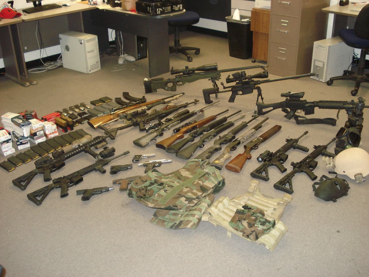 La Policía encontró un enorme arsenal de armas durante una redada en la creciente operación y la casa de Balletto.