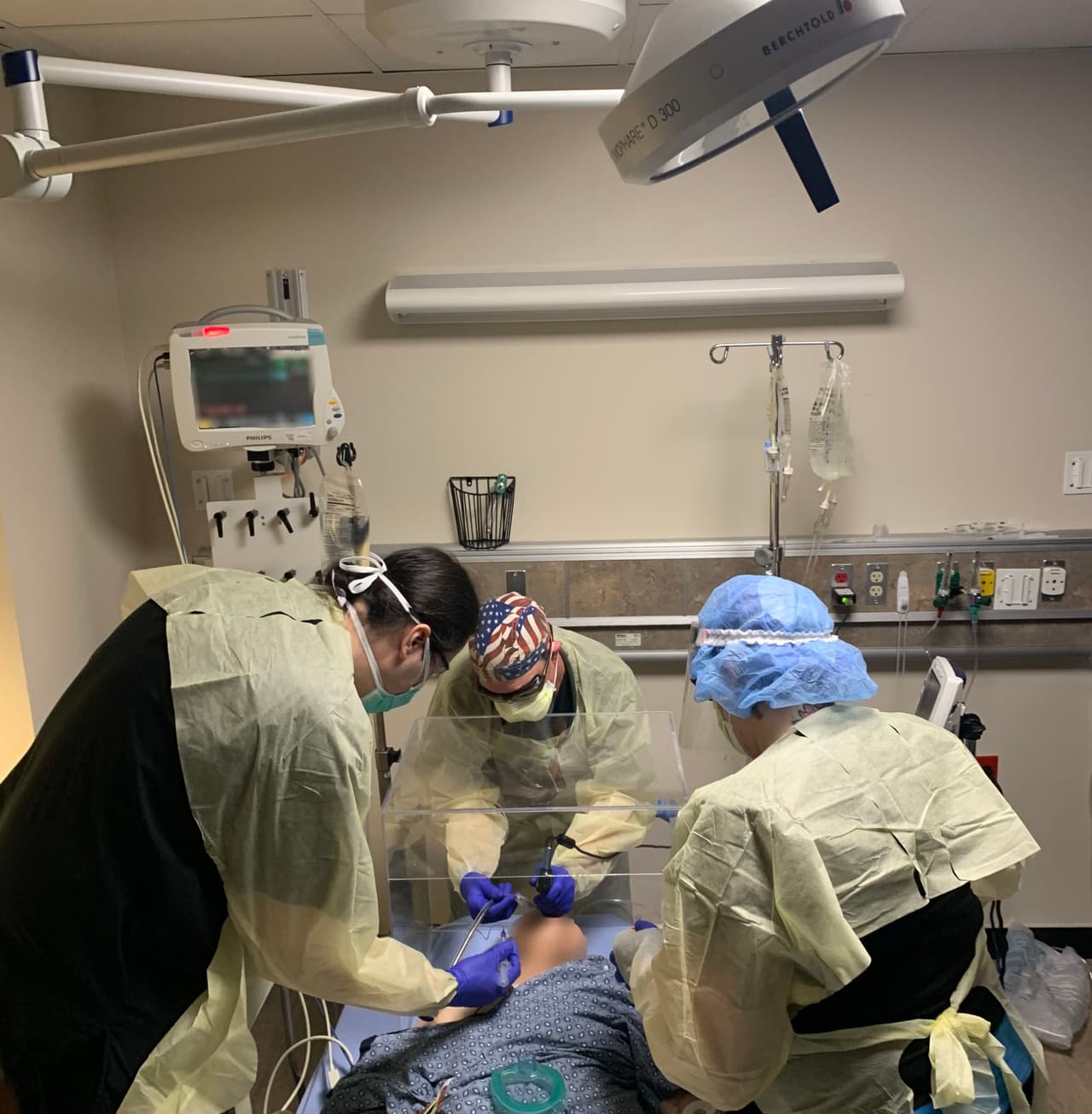 La caja tiene dos huecos para introducir los brazos.