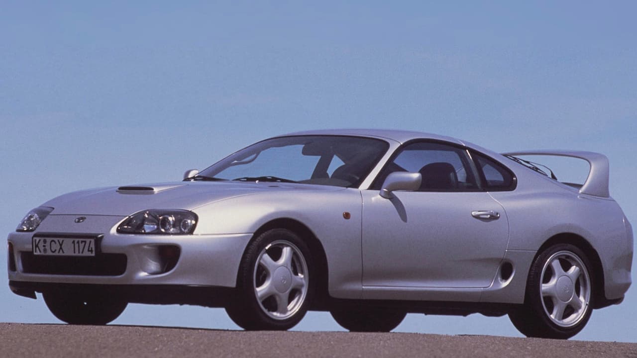 <h3 class="cms-h3-H3">Cuarta generación 1993-1998</h3>
<br>La cuarta generación del Toyota Supra llegó en 1993 con pretensiones y credenciales de súper auto (bajo la visión de la época). El nuevo modelo mostraba una apariencia muy distinta a la de sus predecesores, que seguía la tendencia de diseño de la última década del siglo XX que hacía que los autos lucieran como barras de jabón usadas. Los faros retractiles pasaron a formar parte de la historia del modelo al ser sustituidos por unidades fijas y abiertas cubiertas por lentes plásticos protectores.