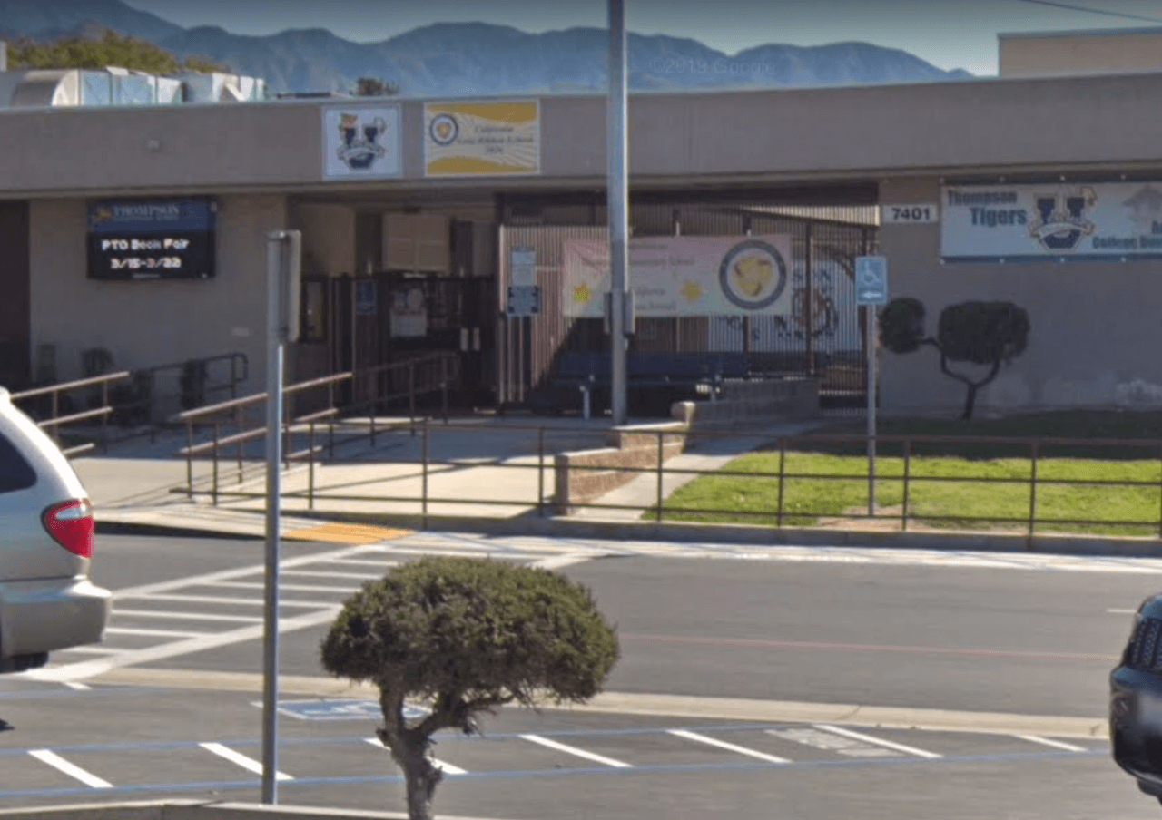 <b>Thompson Elementary School</b>
<br>Dirección: 7401 Church Avenue, Highland, CA 92346
<br>