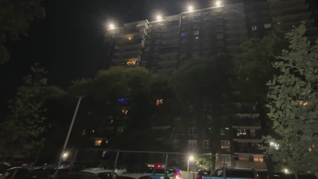 Mujer muere y bebé se reporta en estado crítico tras caer desde un edificio en el Bronx