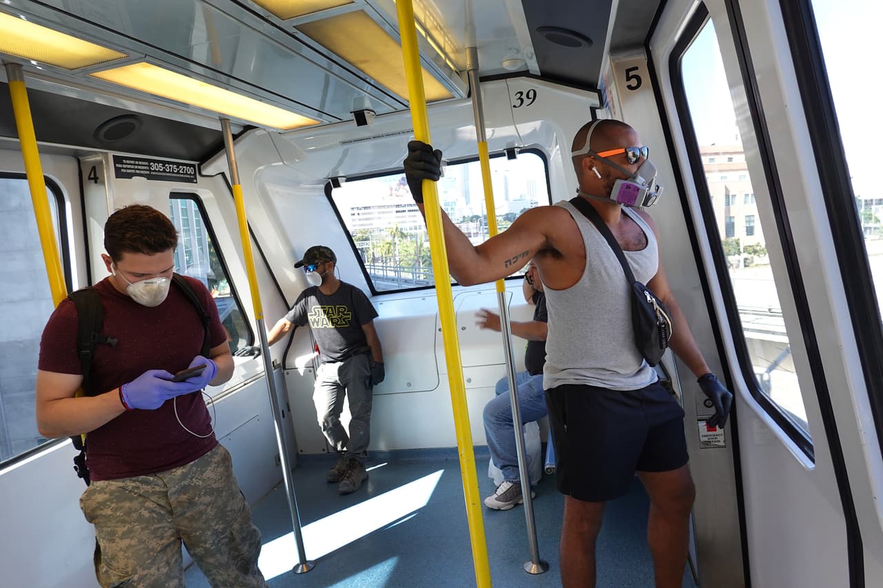 Los usuarios del Metromover de Miami tienen que usar tapabocas según disposiciones del gobierno local.
