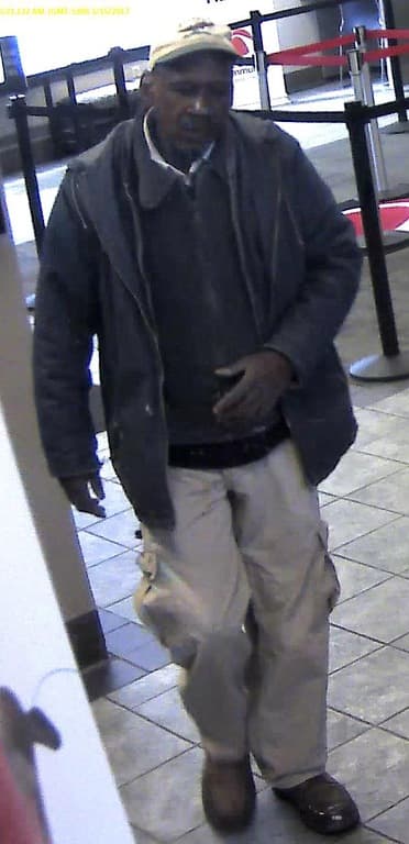 Según la agencia, luego de obtener el
<a href="https://www.univision.com/temas/dinero">dinero</a> en el banco,
<b>Harris habría huido del banco a pie. </b>
<br>
<br>El pasado 11 de octubre de 2017, el Tribunal de Distrito de los Estados Unidos para el Distrito Este de Missouri
<b>emitió una orden de <a href="https://www.univision.com/temas/arrestos">arresto</a> federal contra este fugitivo. </b>
<br>