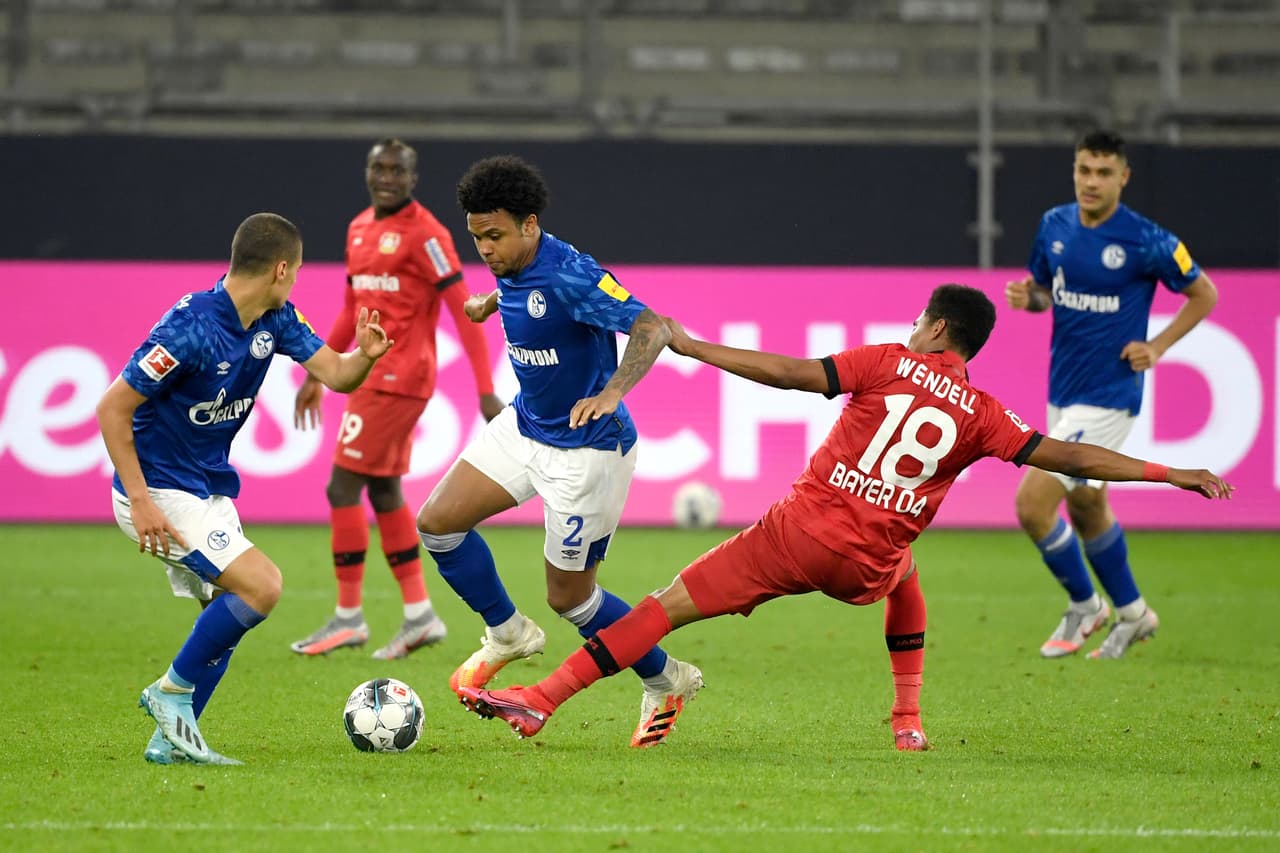 Can Bozdogan pierde el balón con el brasileño Weston McKennie del Leverkusen.