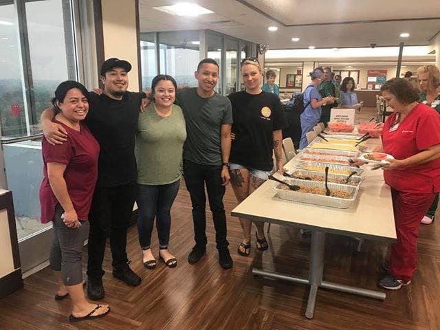 40 empleados de un hospital en California perdieron sus casas en los incendios, pero siguen atendiendo pacientes