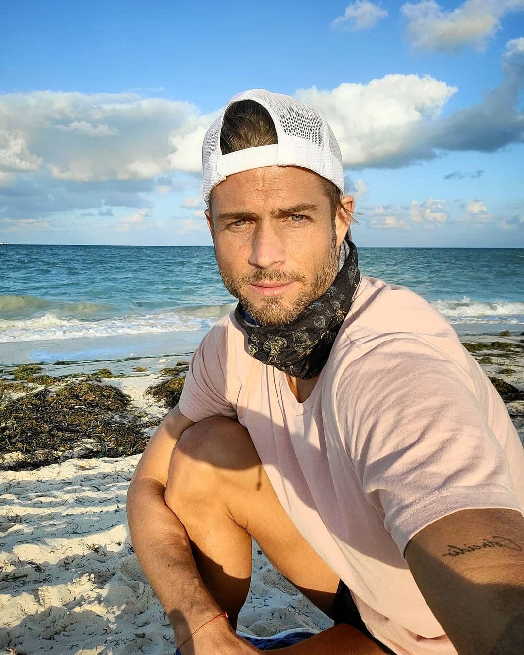 El actor que ha estado en medio de la polémica por relaciones con famosas como Marimar Vega, Paulina Goto y Grettell Valdez, mencionó que se ha visto afectado también por críticas y opiniones sobre su vida privada.