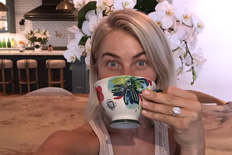 Julianne Hough presume su enorme argolla de compromiso en su sitio web y confiesa que no puede dejar de mirarla.