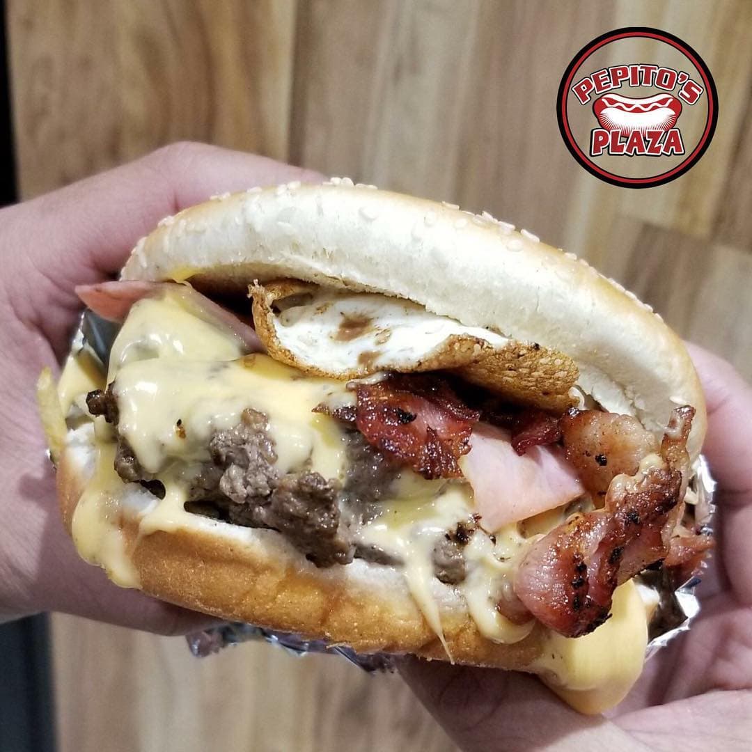 “Pepitos Plaza es Venezuela, y sí ustedes saben algo de mi es que pocas cosas me gustan más que una hamburguesa grande, nueva, inusual y venida de otro lado. Y esta, sin duda, es algo muy especial”, dijo el chef en su visita a Pepitos Plaza en Doral, donde probó la hamburguesa Doralzuela, de la mano de la chef Michelle Bernstein. “Esto es casi un reto de ingeniería”, dijo Bourdain cuando vio el tamaño de la hamburguesa.
<br>
<br>