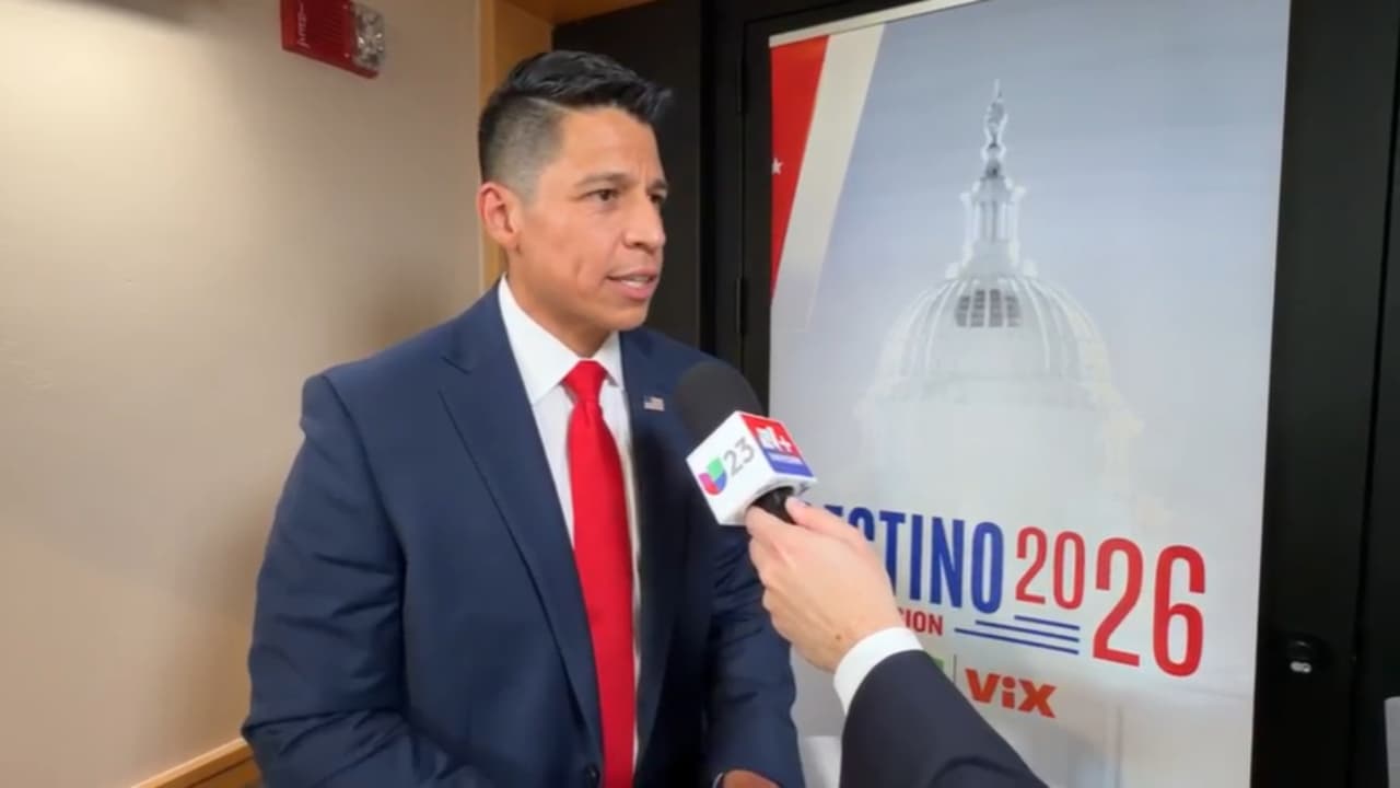 Carlos De La Cruz, candidato republicano por el Distrito 35 de Texas, durante una entrevista en el marco de la Convención Republicana de Medio Mandato en Dallas.