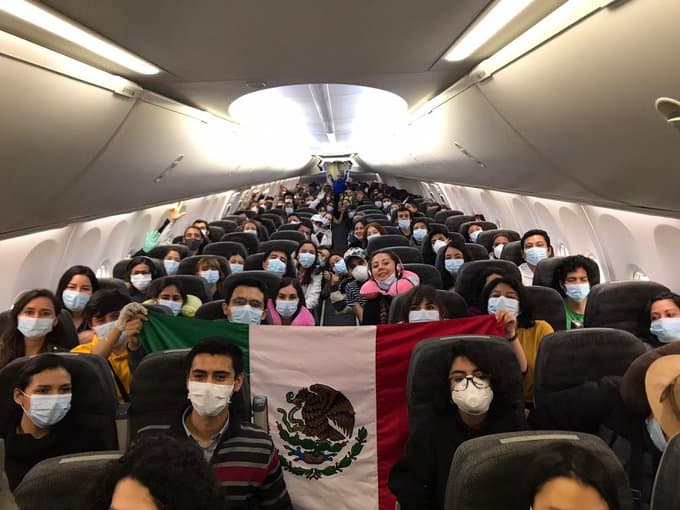 La Secretaría de Relaciones Exteriores (SRE) difundió esta fotografía en la que aparecen mexicanos retornando a su país tras quedar varados en Sudamérica.