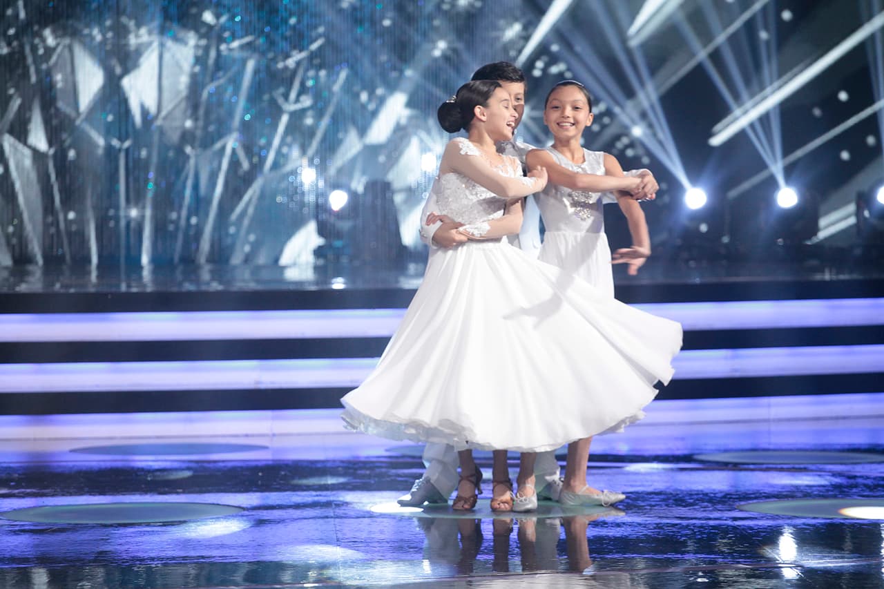 En esta ocasión Sara y Yamil, la pareja de baile del escuadrón, integró a su coreografía a Mariana, la Quinto Elementito.