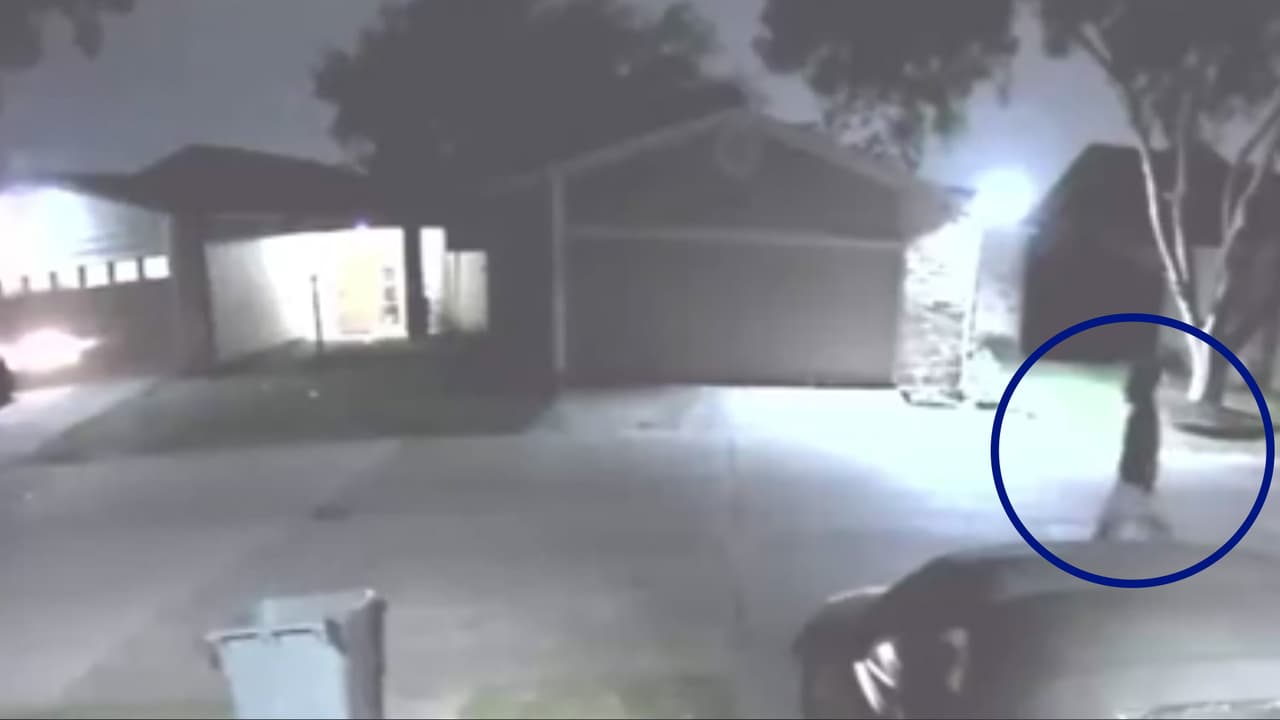 El hombre bajó de un automóvil sedan y caminó hacía una mujer que acababa de llegar a su casa.