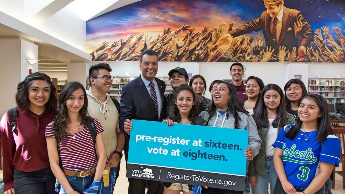 Adolescentes de California ya pueden registrarse en internet para ser votantes