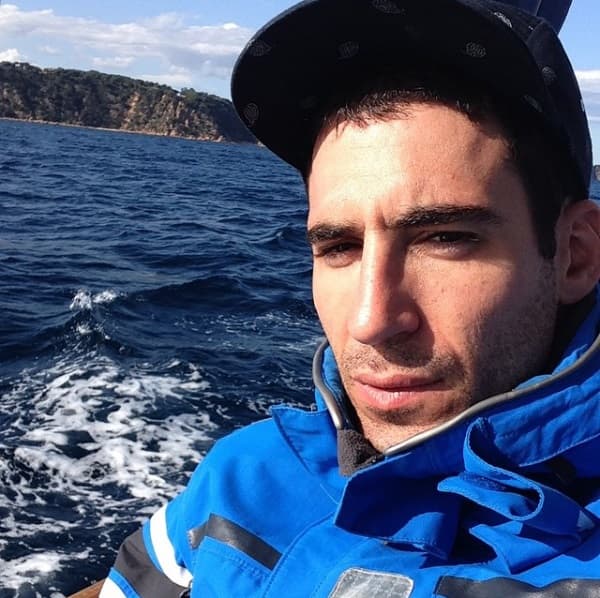 El apuesto y musculoso actor llega a la pantalla de UniMás para enamorarnos como ‘Alberto Márquez’ en la serie Velvet. Aquí te dejamos con las mejores del galán español más deseado por todas.