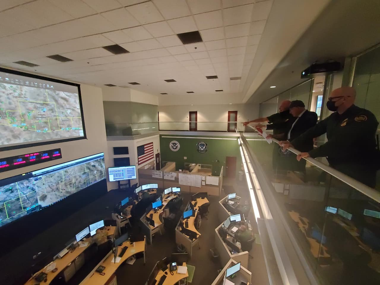 El embajador Ken Salazar publicó una foto en su Twitter durante su visita al centro de operaciones de la estación de la Patrulla Fronteriza en Tucson, el pasado 16 de diciembre. A su lado se observa el jefe del sector John Modlin.