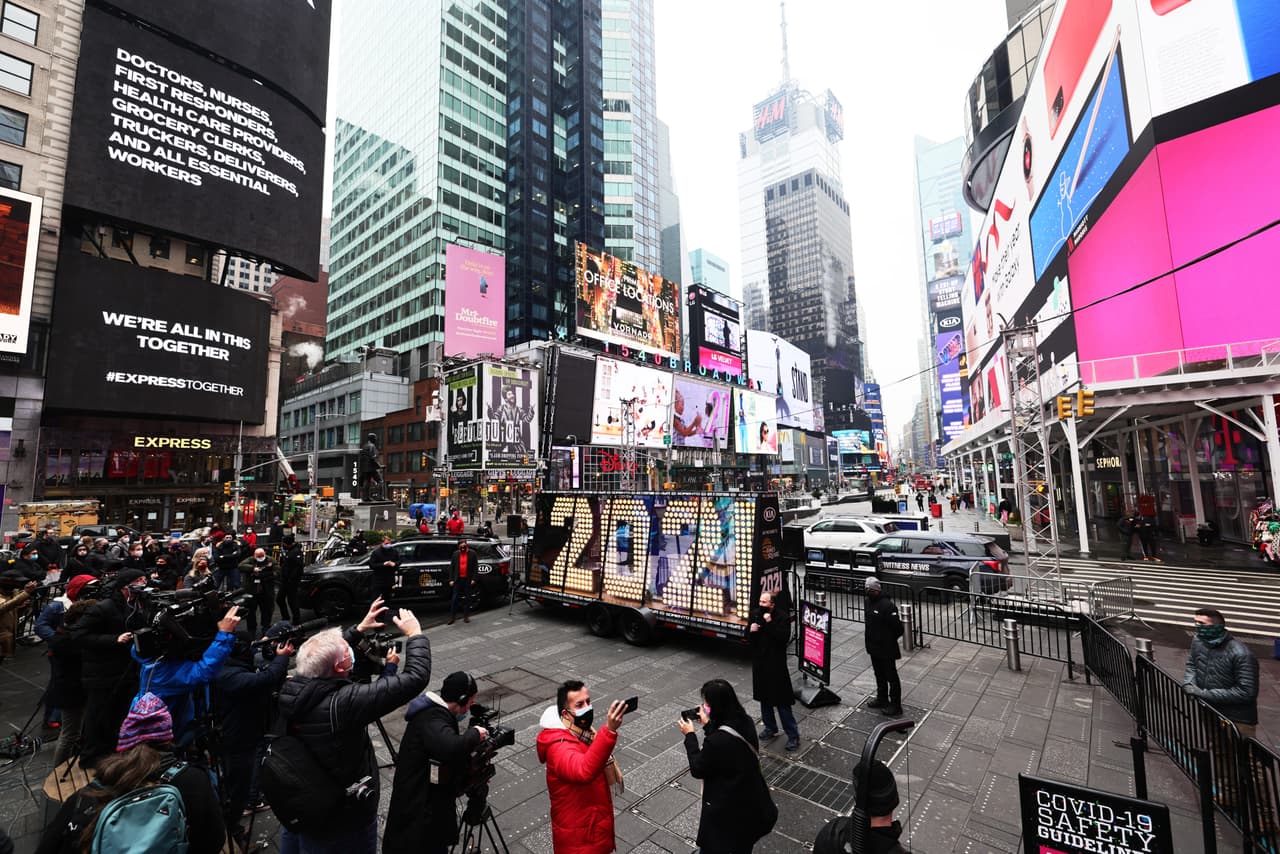 Algunos turistas lograron llegar hasta Times Square para observar las luces y los preparativos de la celebración. Los números que conforman el 2021 miden cada uno 7 pies de alto y estuvieron exhibidos durante la semana previa a la celebración.