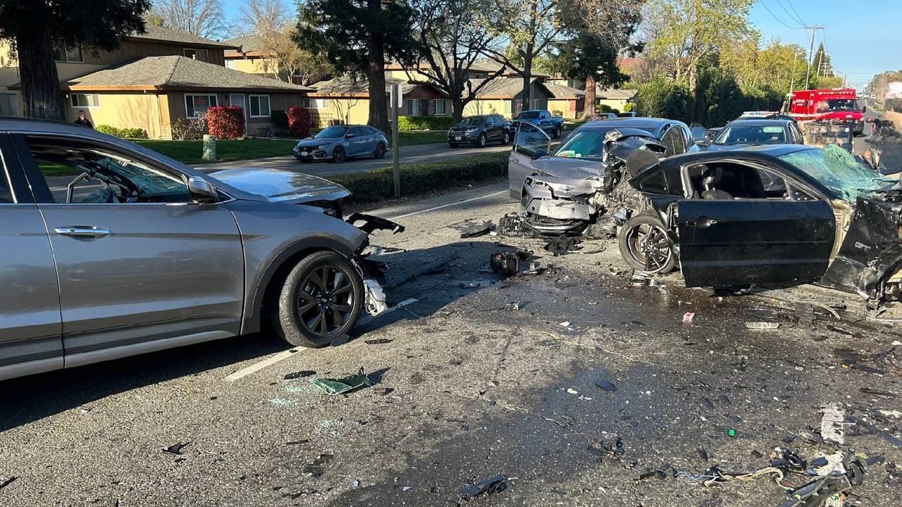 Aparatoso accidente de tránsito en Carmichael deja cuatro personas lesionadas