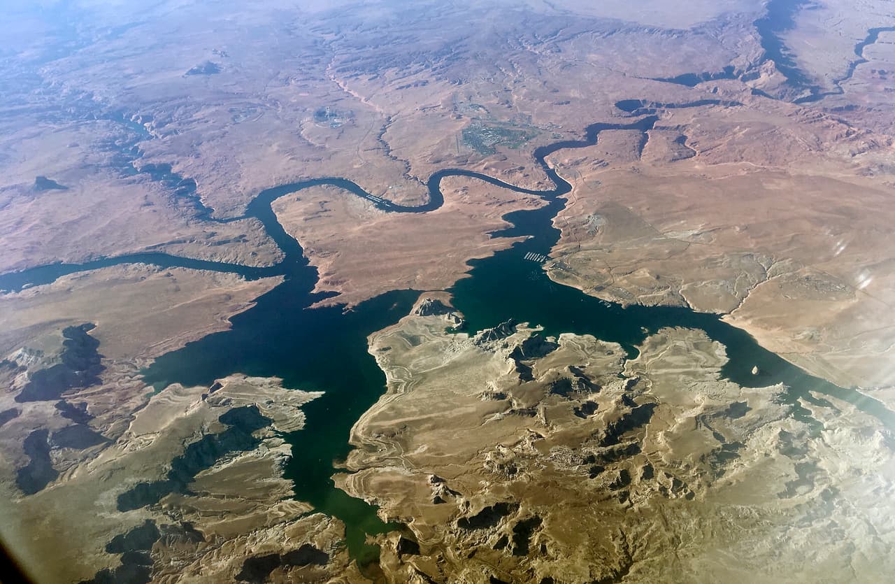 Vista aérea del Lago Powell, en los límites de Arizona y Utah y alimentado por el río Colorado.
