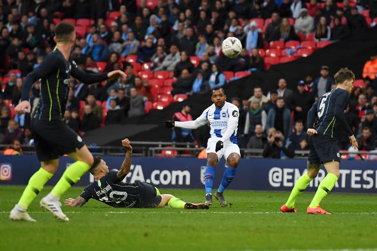 En la segunda parte ingresó el colombiano José Izquierdo, pero salvo un remate de media distancia no pudo hacer mucho para cambiar la historia del partido.