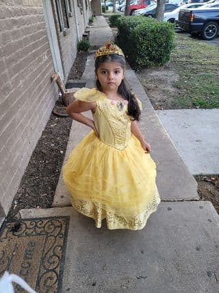 Marisol Morales nos envió esta foto de su pequeña Bella de la película de Disney "La Bella y la Vestia".