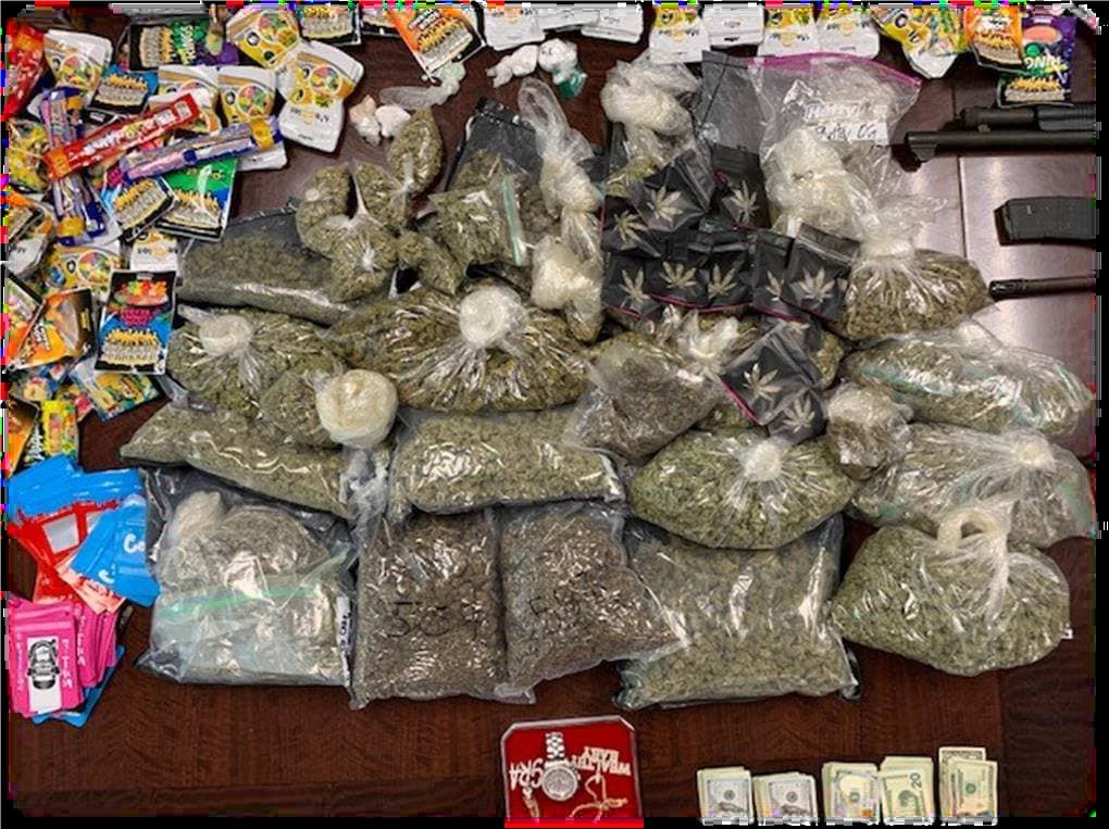 Se incautaron 15 libras de marihuana y 91 gramos de cocaína, según informó el Departamento de Policía de Atlanta.