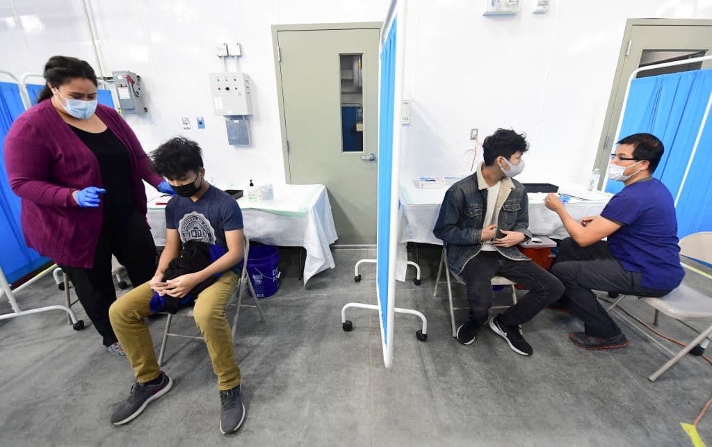 “Les rogamos que se vacunen”: Expertos instan a menores a vacunarse contra el covid-19 antes del regreso a clases